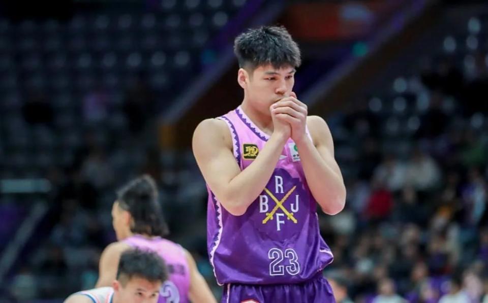 尤其是陈国, 在场上比较 尤其是陈国, 在场上比较